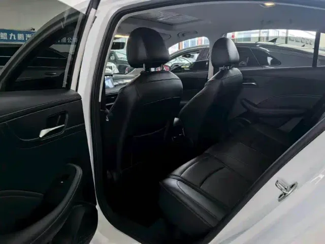 Roewe i5 — Фото автомобиля 15