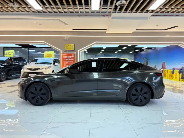 Tesla Model 3 — Фото автомобиля 2