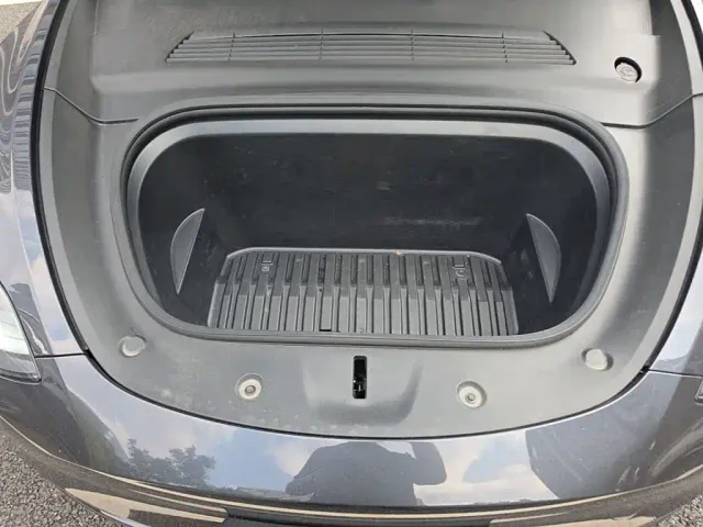 Tesla Model Y — Фото автомобиля 19