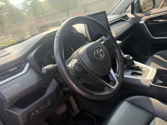 Toyota RAV4 — Фото автомобиля 6