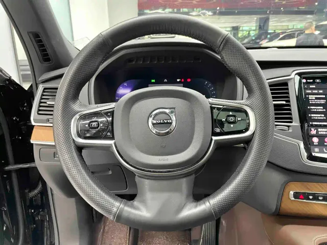 Volvo XC90 — Фото автомобиля 14
