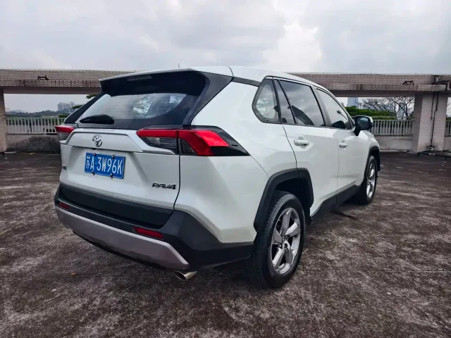 Toyota RAV4 — Фото автомобиля 14