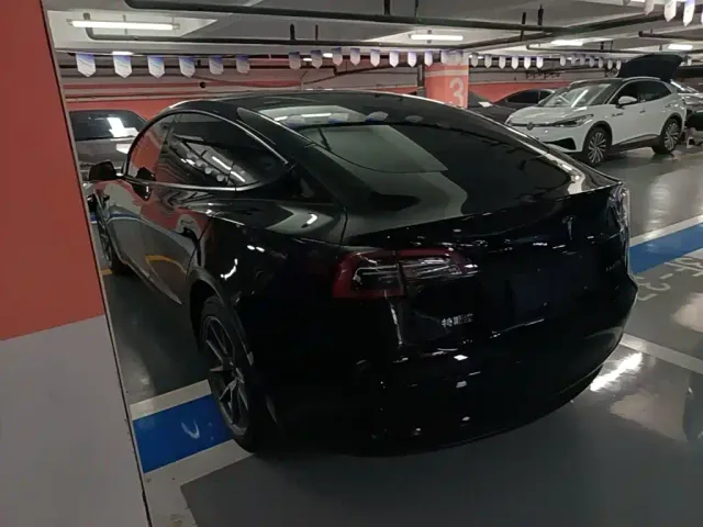 Tesla Model 3 — Фото автомобиля 4