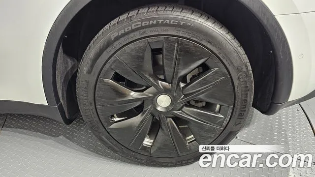 Tesla Model Y — Фото автомобиля 4