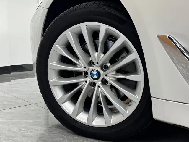 BMW 5 Series — Фото автомобиля 17