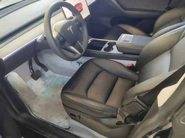 Tesla Model Y — Фото автомобиля 14