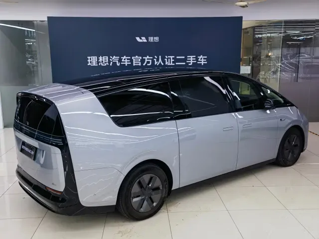 Li Auto MEGA — Фото автомобиля 18