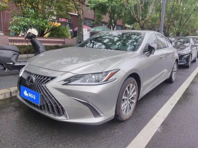 Фотография автомобиля — Lexus ES