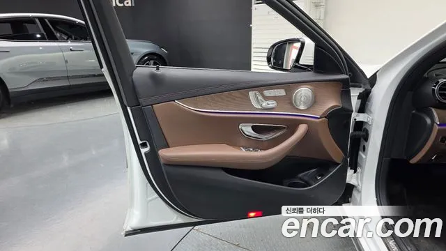 Mercedes-Benz E-Class — Фото автомобиля 24