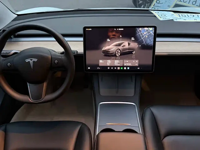 Tesla Model 3 — Фото автомобиля 8