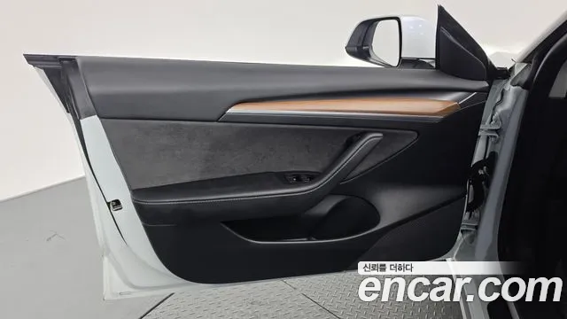 Tesla Model 3 — Фото автомобиля 23