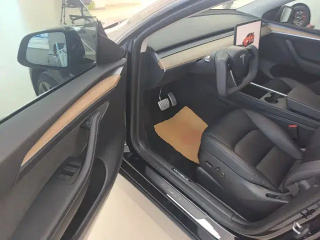 Tesla Model Y — Фото автомобиля 15