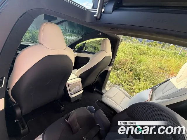 Tesla Model X — Фото автомобиля 13