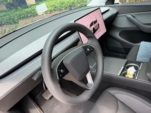 Tesla Model Y — Фото автомобиля 15