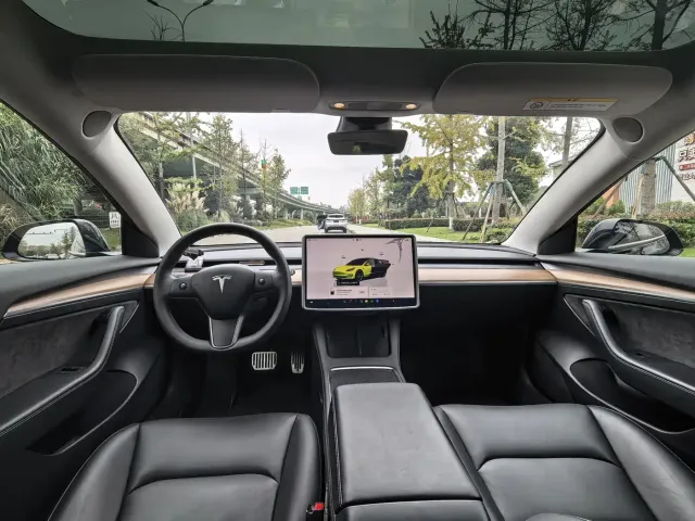 Tesla Model 3 — Фото автомобиля 6
