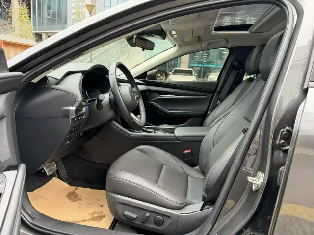Mazda Axela — Фото автомобиля 4