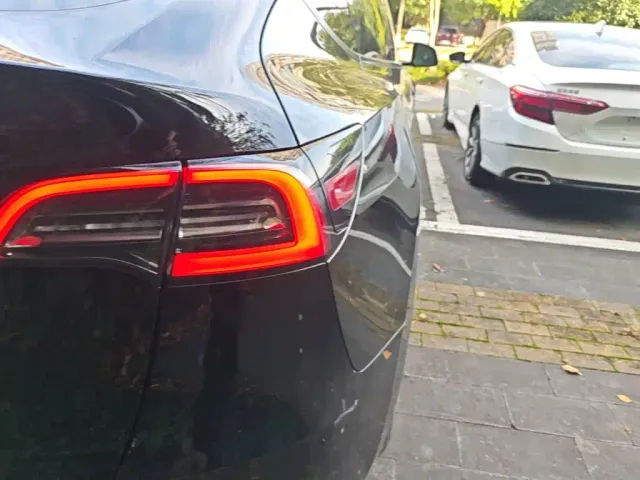 Tesla Model Y — Фото автомобиля 7