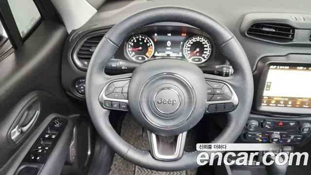 Jeep Renegade — Фото автомобиля 12