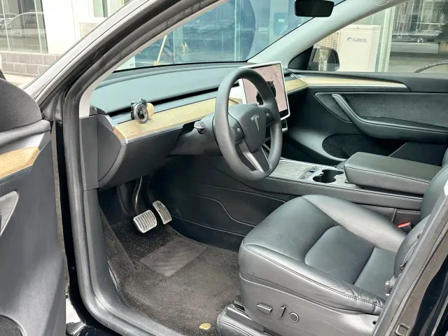 Tesla Model Y — Фото автомобиля 5