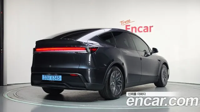 Tesla Model Y — Фото автомобиля 2
