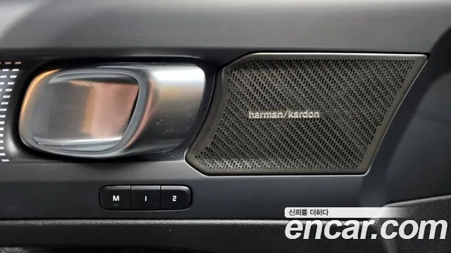 Вольво XC40 B4 Black Edition — Фото автомобиля 17