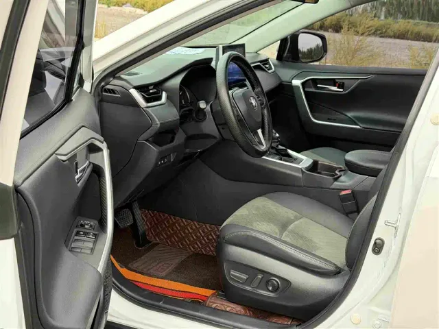 Toyota RAV4 — Фото автомобиля 7