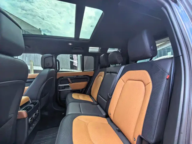 Land Rover Defender — Фото автомобиля 15