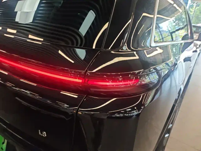 Li Auto L8 — Фото автомобиля 7