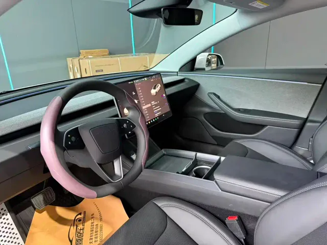 Tesla Model 3 — Фото автомобиля 11