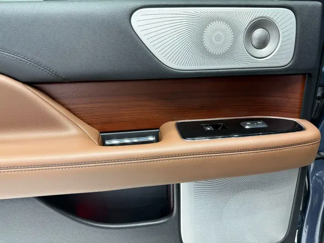 Lincoln Navigator — Фото автомобиля 11