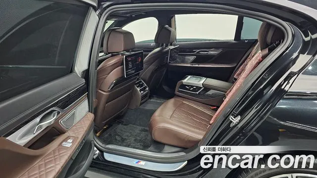 BMW 7-Series — Фото автомобиля 12
