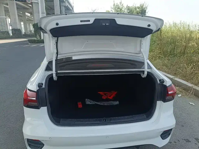 Roewe i5 — Фото автомобиля 18