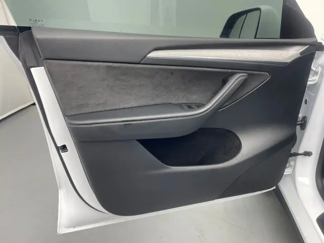 Tesla Model Y — Фото автомобиля 13