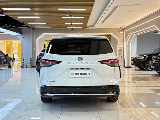 Toyota Sienna — Фото автомобиля 4