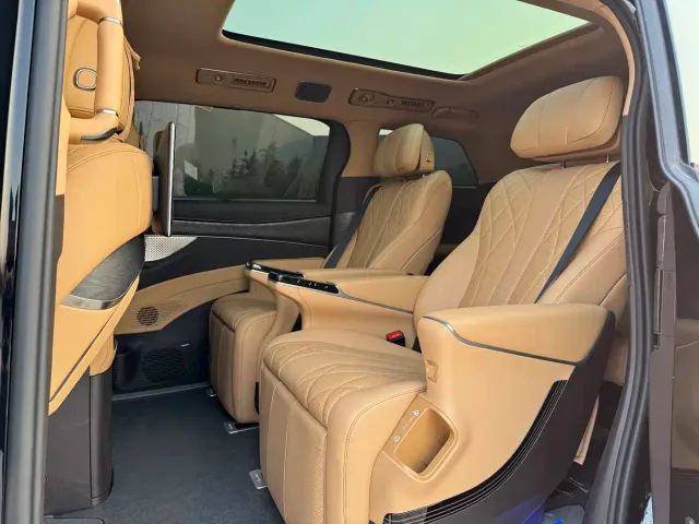 Denza D9 — Фото автомобиля 5