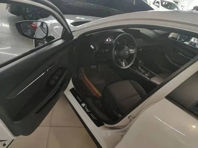 Mazda Axela — Фото автомобиля 15
