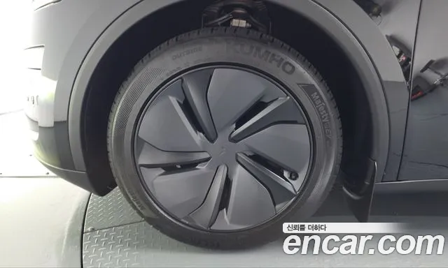 Tesla Model Y — Фото автомобиля 5