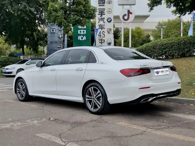 Mercedes-Benz E-Class — Фото автомобиля 4