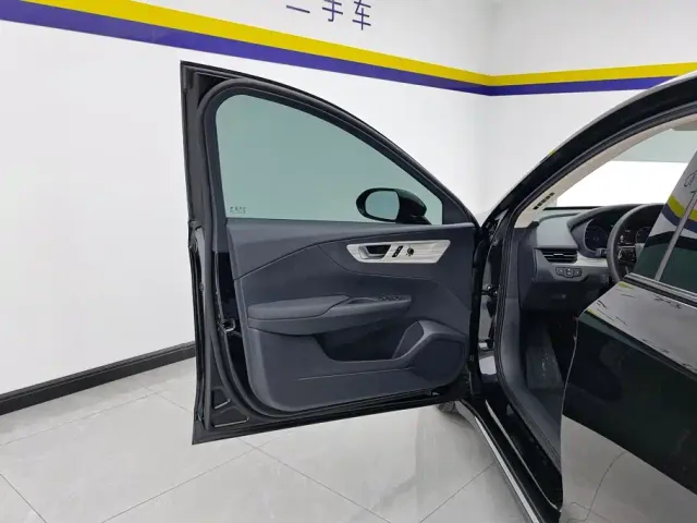 Hongqi E-QM5 — Фото автомобиля 7