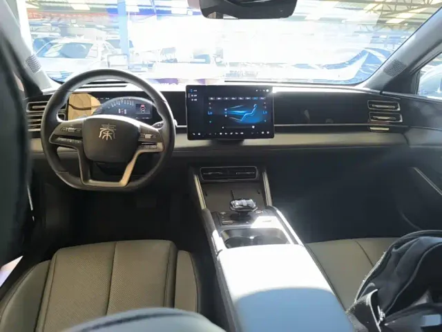 BYD Qin L — Фото автомобиля 9