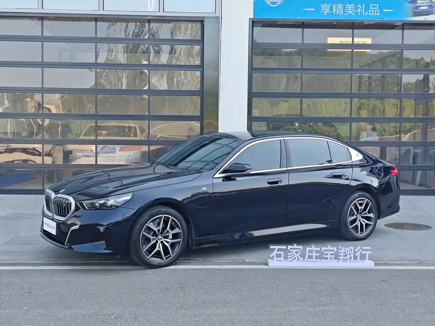 BMW BMW i5 2024 eDrive 35L Premium Model M Sport Package — Фото автомобиля 4
