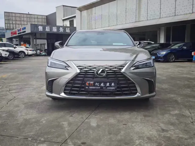 Фотография автомобиля — Lexus ES