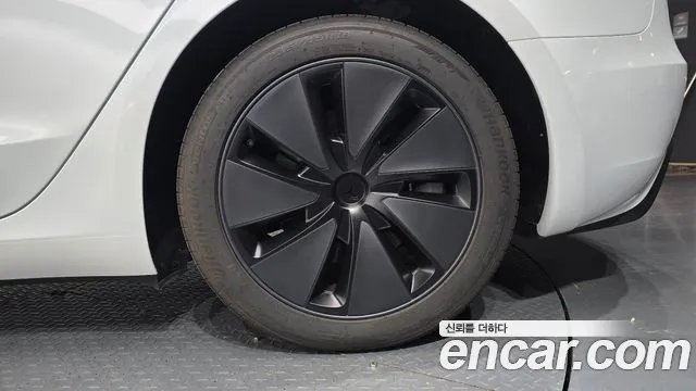 Tesla Model 3 — Фото автомобиля 6
