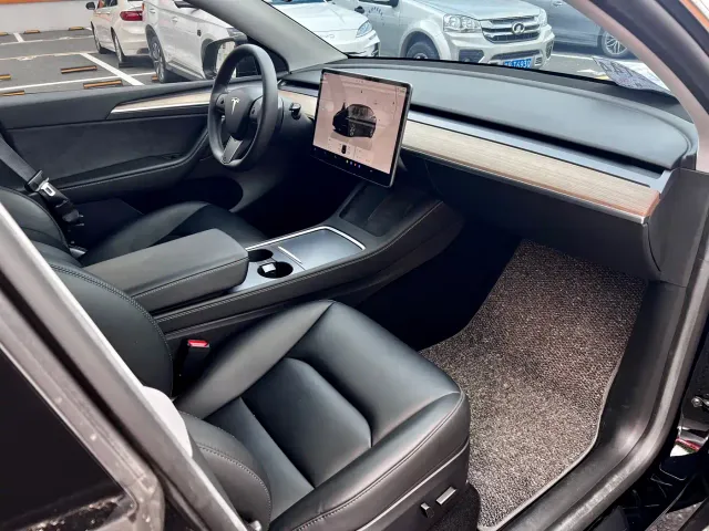 Tesla Model Y — Фото автомобиля 8
