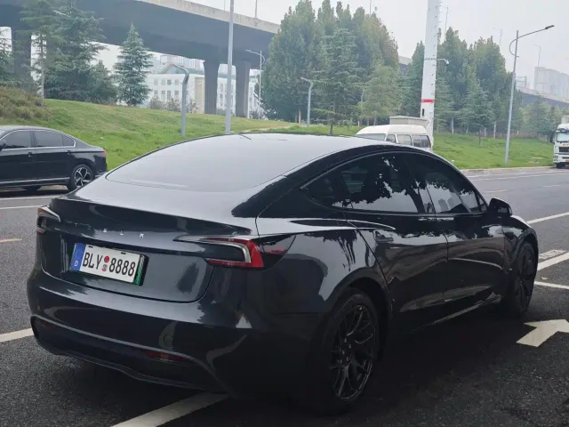 Tesla Model 3 — Фото автомобиля 11