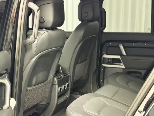 Land Rover Defender — Фото автомобиля 10