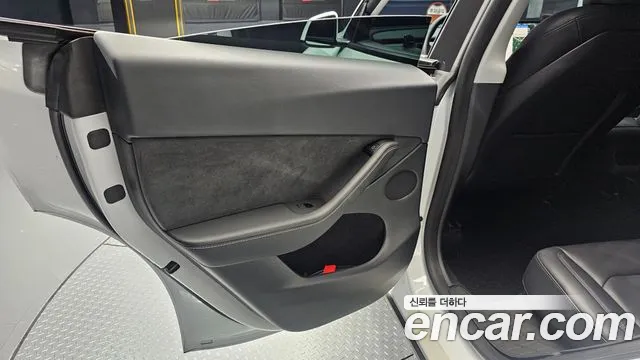 Tesla Model Y — Фото автомобиля 19