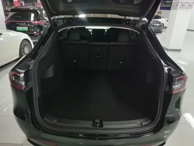 Tesla Model Y — Фото автомобиля 18