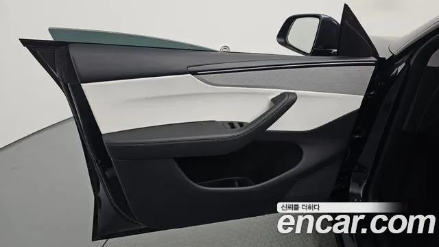 Tesla Model Y — Фото автомобиля 13