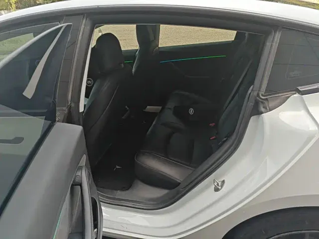 Tesla Model 3 — Фото автомобиля 16